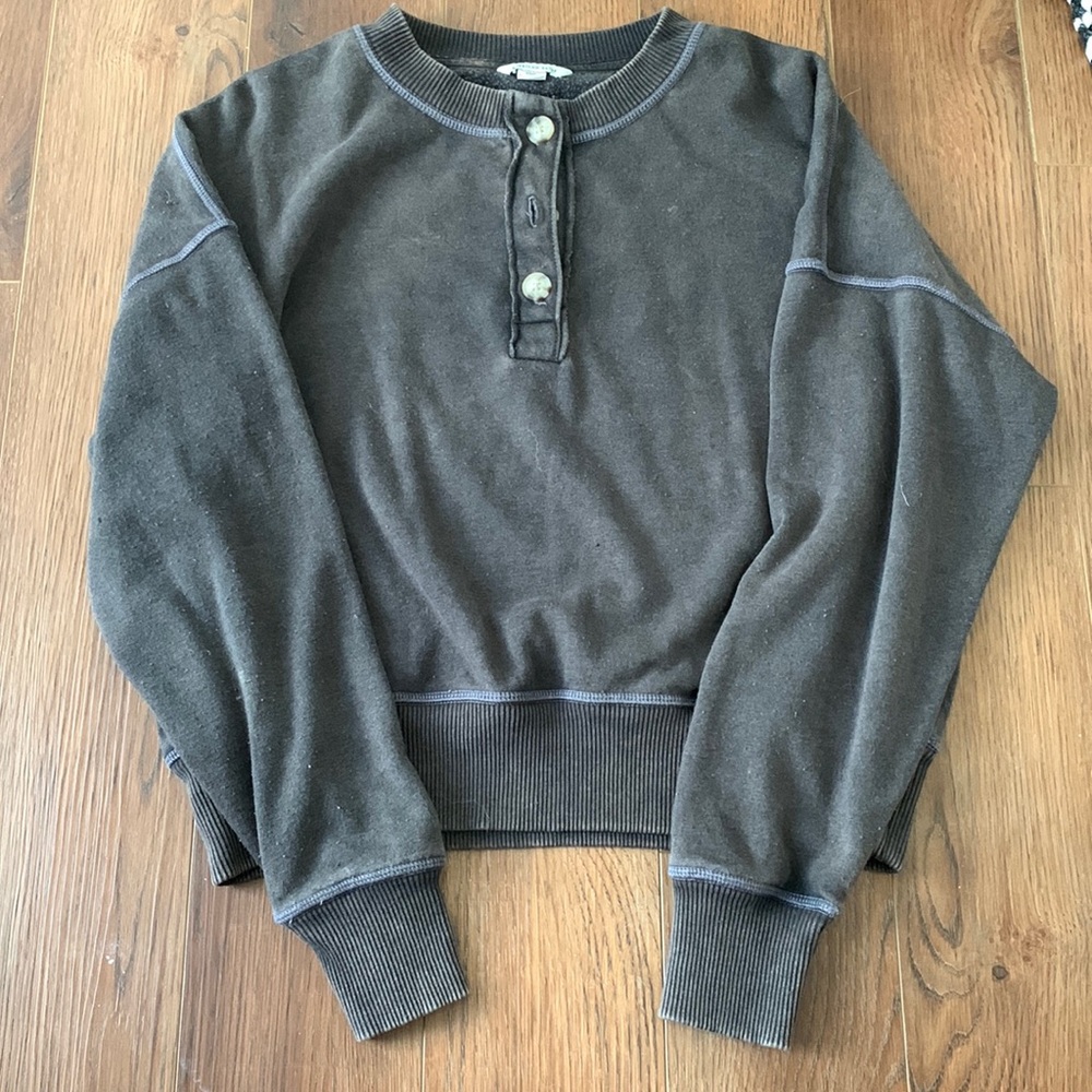 Long sleeve waist shirt.